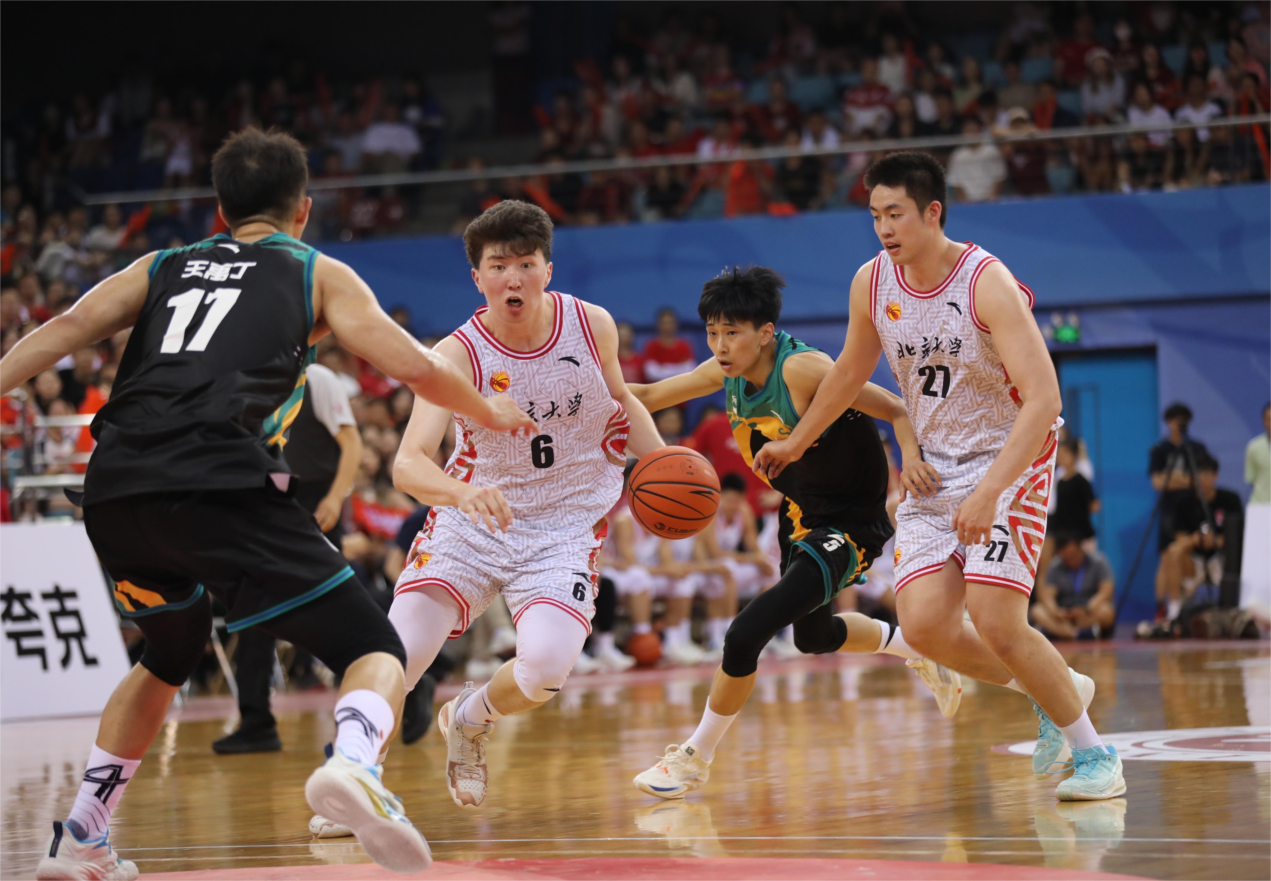 中国篮球运动员在赛场上展现出超乎想象的能量的简单介绍