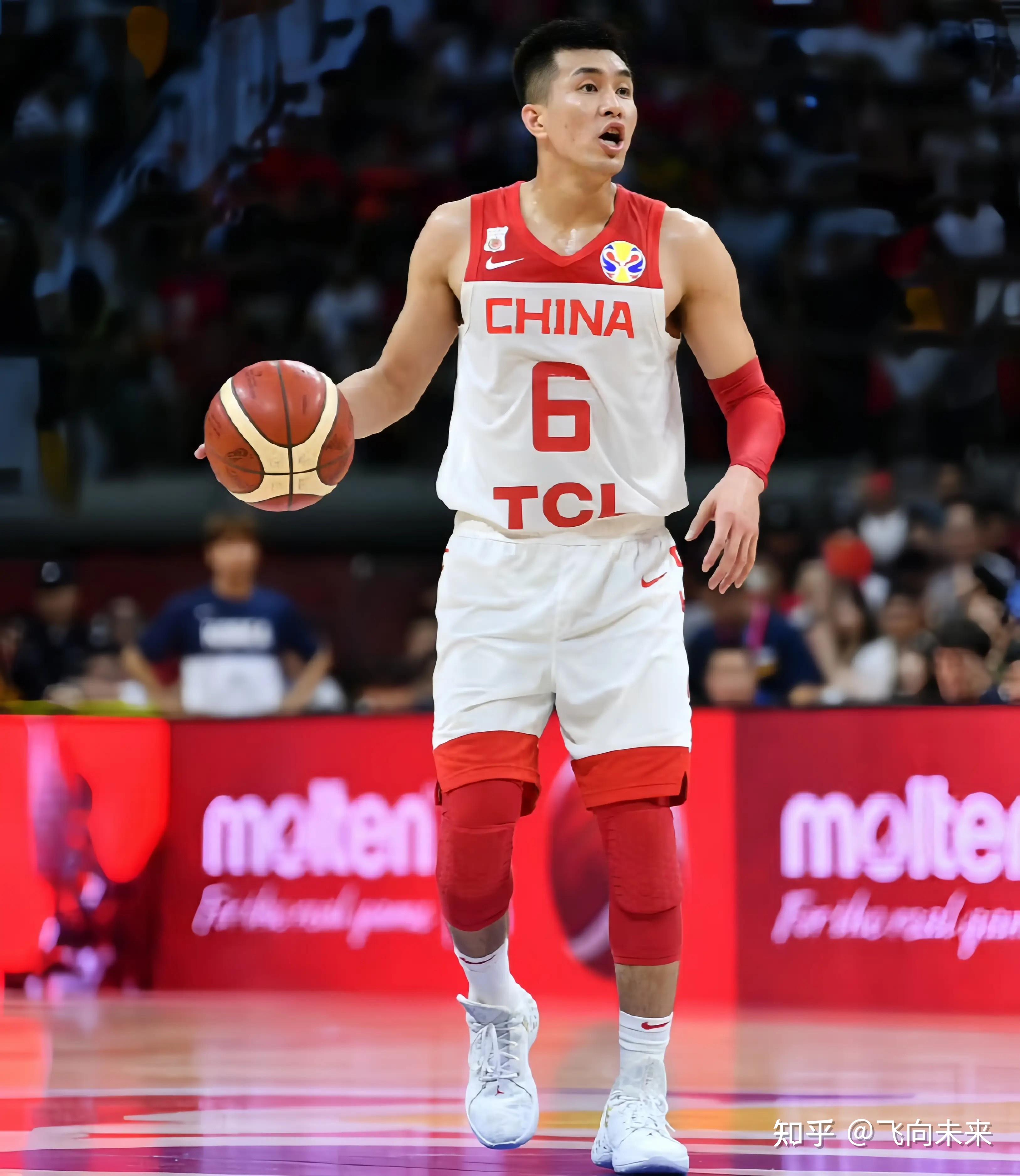 中国篮球运动员在赛场上展现出超乎想象的能量的简单介绍