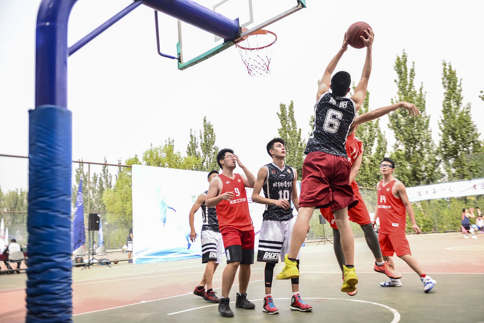 篮球赛场上的精彩瞬间，球迷热血沸腾的简单介绍