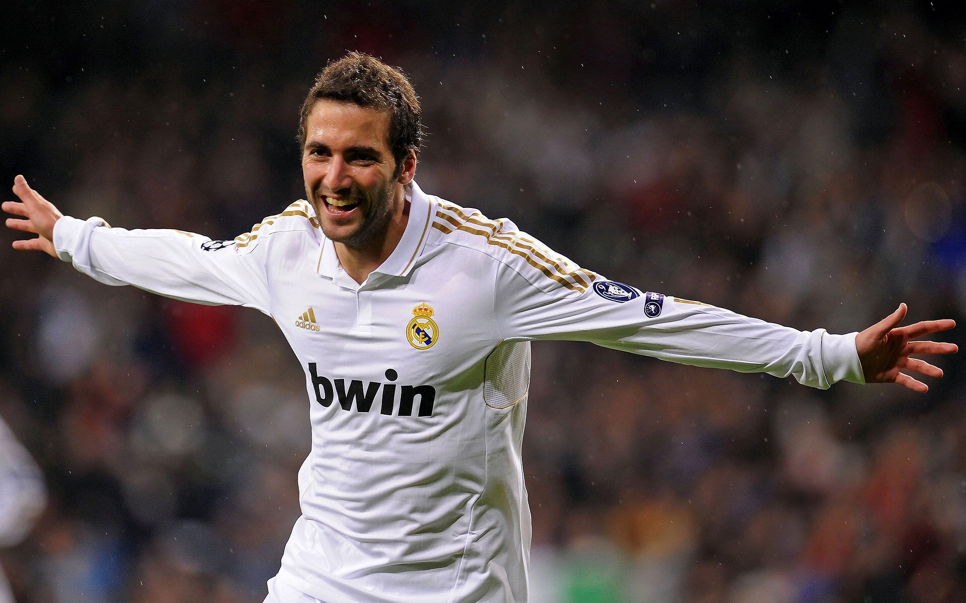 开云体育app-赛道与球场，双线争冠的终极对决